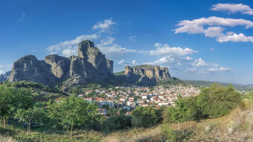 Image of Kalambaka village by Serhii Zarev. Featured image for Learning Modern Greek.